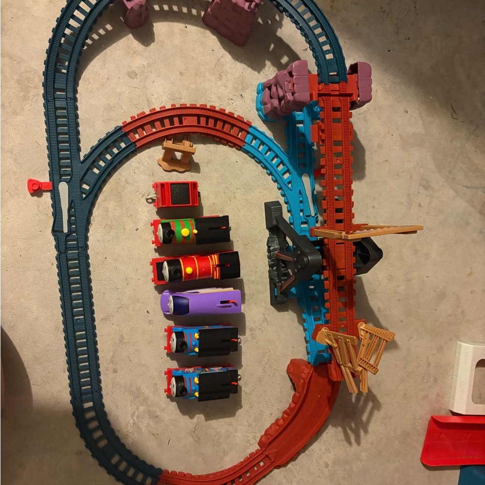Thomas the train. Vibrant Train Track Set with Multi-Color Engines